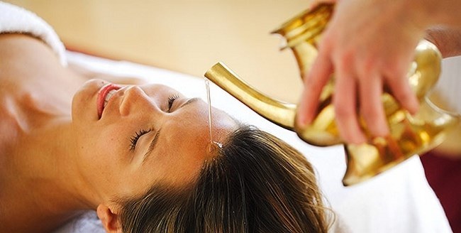 Rambut gugur pada wanita - cara berhenti, apa yang harus dilakukan: syampu, minyak, topeng, kompleks vitamin