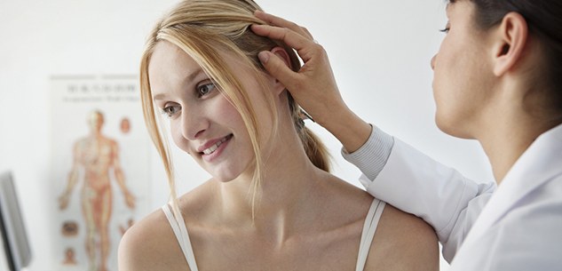 Vypadávanie vlasov u žien - ako zastaviť, čo robiť: šampóny, oleje, masky, komplexy vitamínov