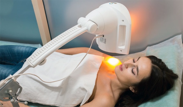 Terapia fotodynamiczna w kosmetologii. Jak przebiega procedura, wskazania i skuteczność