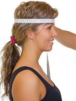 Acconciatura greca per capelli lunghi con una benda. Istruzioni passo passo con foto