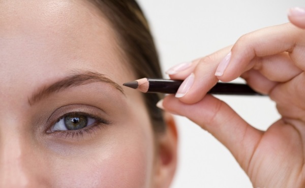 Hur man målar ögonbrynen ordentligt med en penna. Instruktion med foto och video