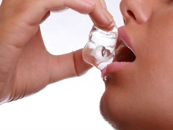 Cara memerah bibir dengan gelas, botol, alat solek, latihan pembesaran bibir di rumah