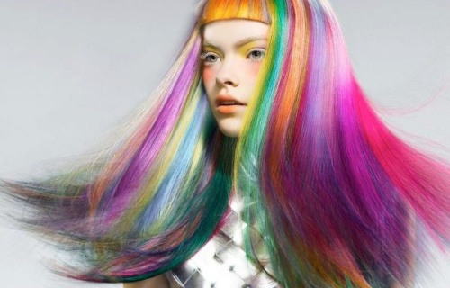 Coloração de cabelo criativa. Novo para cabelos médios, curtos e longos. Uma foto