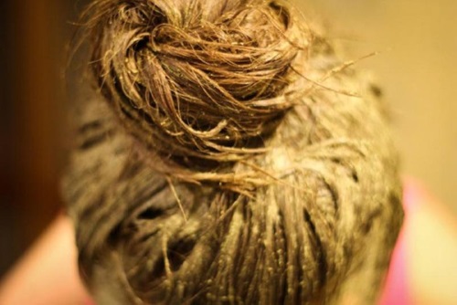 Topeng rambut mustard kering. Resipi untuk pertumbuhan rambut dan keguguran rambut, dengan minyak, gula, vitamin