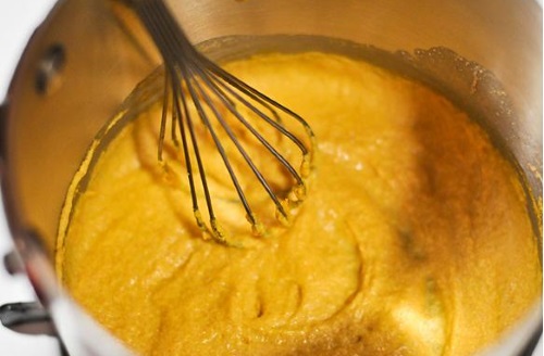 Topeng rambut mustard kering. Resipi untuk pertumbuhan rambut dan keguguran rambut, dengan minyak, gula, vitamin