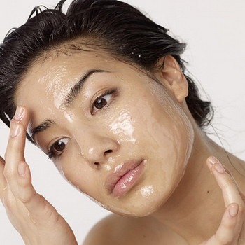 Hagebuttenöl für das Gesicht gegen Falten und Altersflecken. Vorteile und Nutzungsregeln