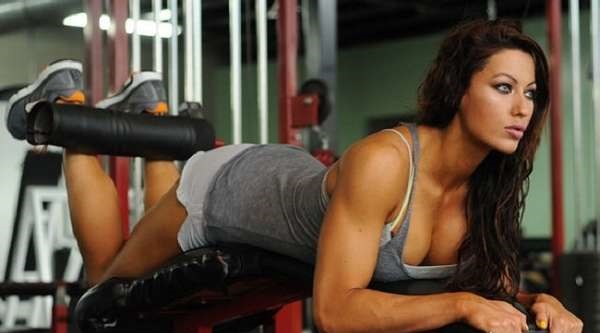 Entraînements pour gagner de la masse musculaire pour les filles: force, entraînement cardio, échauffement
