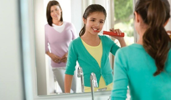 Escova de dentes ultrassônica. Prós e contras, opiniões médicas, classificação dos melhores e contra-indicações
