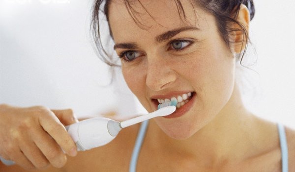 فرشاة أسنان بالموجات فوق الصوتية. إيجابيات وسلبيات ، مراجعات الأطباء ، تصنيف الأفضل وموانع الاستعمال