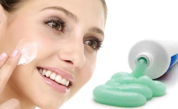 Com aplicar pasta de dents per a l'acne a la cara. Recepta per a la preparació i ús, foto