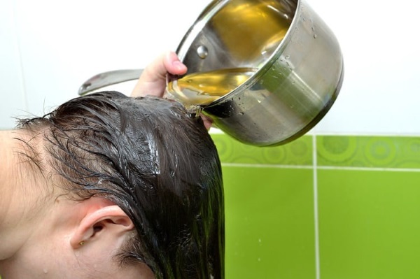 O que fazer se o cabelo oleoso na raiz e caspa, seco nas pontas, cair - as razões.Como lidar - conselho de um tricologista