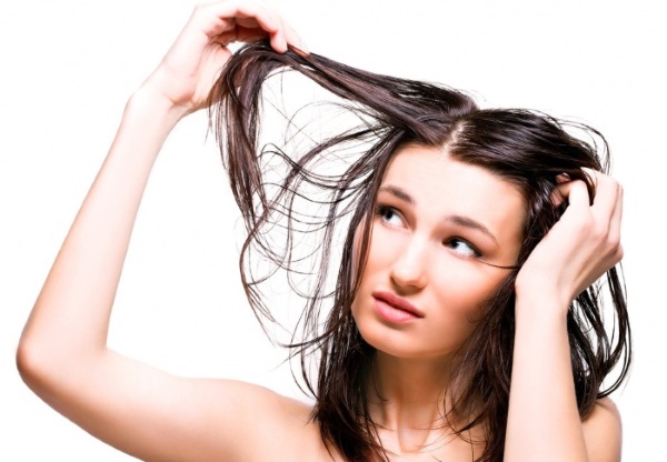 Phải làm gì nếu tóc dầu ở chân tóc và nhiều gàu, khô ở ngọn tóc, rụng - lý do. Làm thế nào để đối phó - lời khuyên từ một nhà trichologist