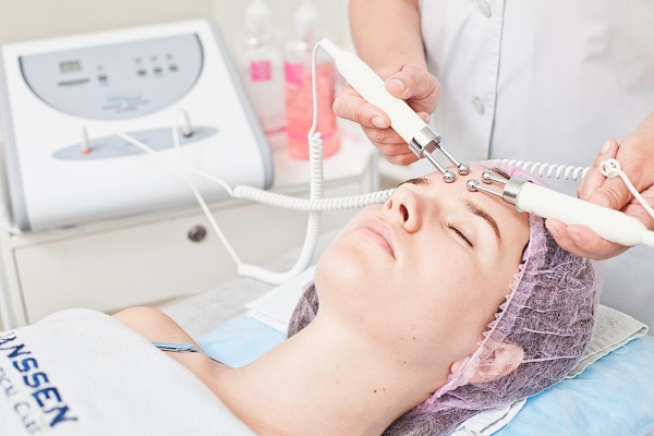 Elektroplätering inom kosmetologi - vad det är, hur procedurer görs för huden runt ögonen, ansiktet och kroppen, fördelar och nackdelar, fördelar. Apparater för hemmabruk. Ett foto