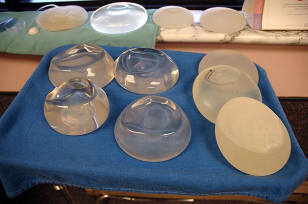 Glutéoplastie avec implants dans les fesses. Indications sur la fabrication du plastique, avantages et inconvénients, réhabilitation, conséquences, coût de l'opération