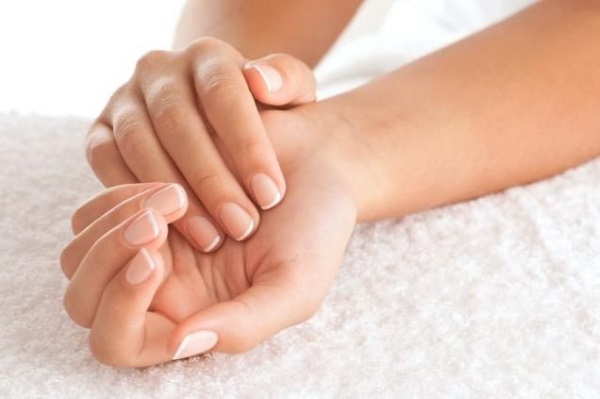 علاج أظافر اليدين والقدمين بعد طلاء جل وإطالة. الوصفات الشعبية ، منتجات الصيدليات ، نظام IBX