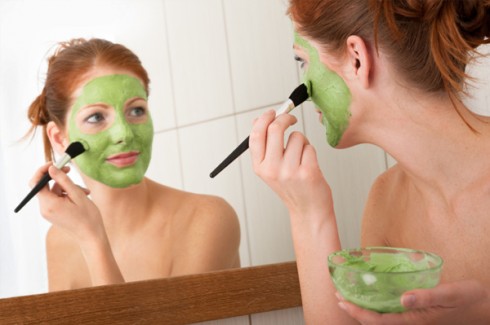 Blå leire ansiktsmaske for rynker, kviser, betennelse. Matlagingsoppskrifter og hvordan du bruker hjemme
