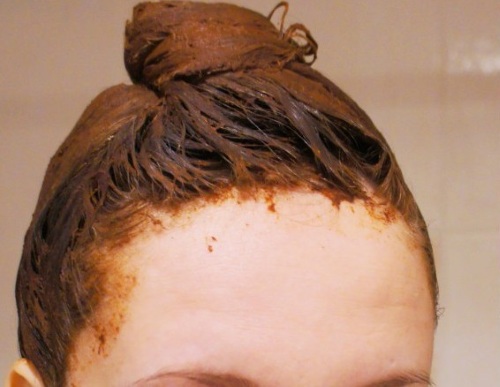 Μάσκα ελαφριάς ξυρίσματος μαλλιών. Συνταγές και κανόνες για χρήση στο σπίτι, σε σκούρα και ανοιχτά καστανά μαλλιά, φωτογραφία