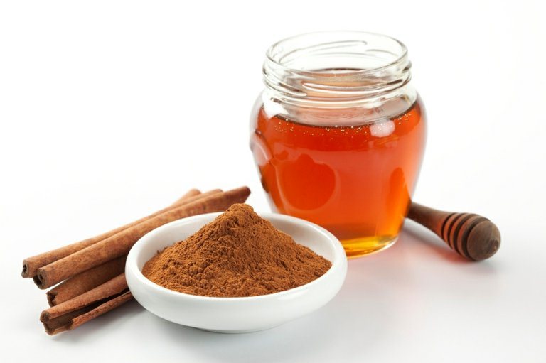 Scrubben van koffiedik voor gezicht en lichaam, voor gewichtsverlies door cellulitis. Recepten met honing, zout, suiker, boter. Hoe te bereiden en thuis te gebruiken