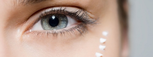 Moyens pour le soin de la peau autour des yeux après 30, 40 ans. Classement des meilleurs produits cosmétiques et recettes folkloriques