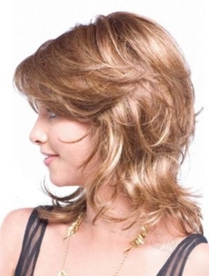 Cortes de cabelo femininos lindos da moda para cabelos cacheados de comprimento médio: com franja e sem, não requer modelagem. Novo para 2020