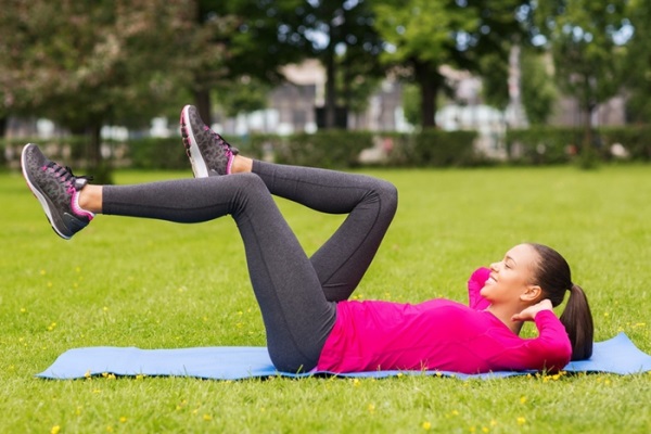Esercizi per dimagrire gambe e fianchi in una settimana per donne con manubri, pesi, con elastico, fitball