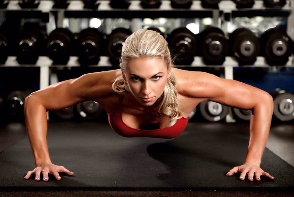 การออกกำลังกายเพื่อลดน้ำหนักแขนและไหล่สำหรับผู้หญิงที่มีและไม่มีดัมเบลพร้อมรูปถ่ายและวิดีโอ