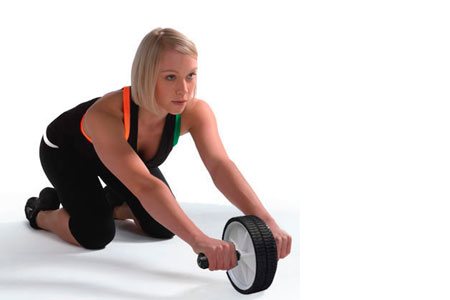 Cvičenie s gymnastickým kolieskom pre ženy. Výhoda po pôrode, s kýlou chrbtice, osteochondrózou, kontraindikáciami. Komplex pre začiatočníkov