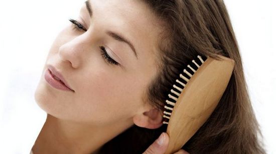 Tóc dầu ở chân tóc và dọc theo toàn bộ chiều dài, khô ở ngọn tóc và rụng. Nguyên nhân và điều trị: dầu gội, mặt nạ, dầu, dầu dưỡng