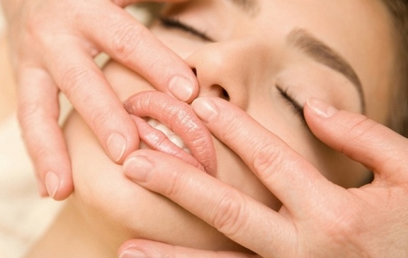 Massagem facial bucal por conta própria em casa. Treinamento, técnica de condução passo a passo com foto