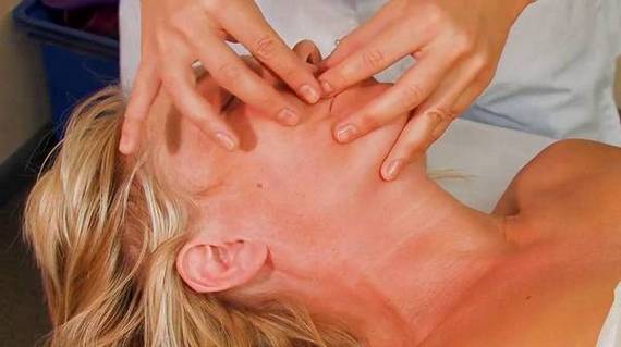 Massaggio facciale buccale da solo a casa. Formazione, tecnica di conduzione passo dopo passo con una foto