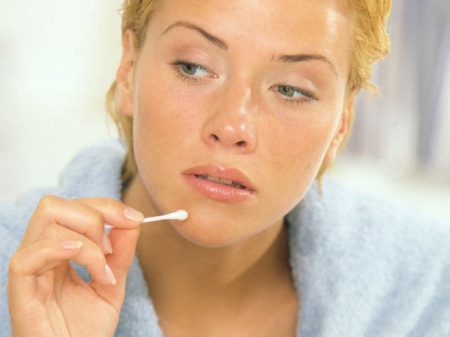 Zalven voor acne in het gezicht zijn goedkoop en effectief. Lijst, hoe toe te passen, prijzen