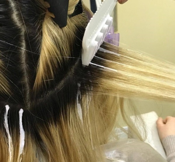 تسليط الضوء على الشعر الأشقر مع الخيوط الداكنة: معكوس ، ملون ، كاليفورنيا. تعليمات خطوة بخطوة مع الصورة