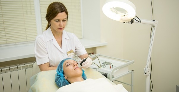 Nicht-Injektions-Hardware-Gesichtsmesotherapie. Was ist dieses Verfahren, Nutzen, Wirksamkeit, Preis