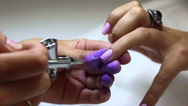 Verloop op nagels met gellak: foto's, modetrends. Hoe een kleur te kiezen en thuis te maken met een bubbelvrije spons, borstel