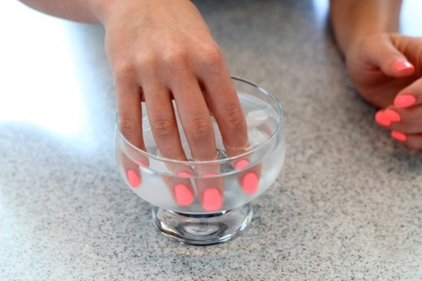 Com assecar ràpidament l’esmalt de gel a les ungles sense assecador, planxat, llums a casa