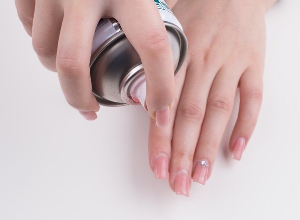 Comment sécher rapidement le vernis gel sur les ongles sans sèche-cheveux, repassage, lampes à la maison