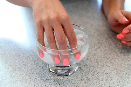 Como construir unhas de esmalte de gel em estágios para iniciantes em casa