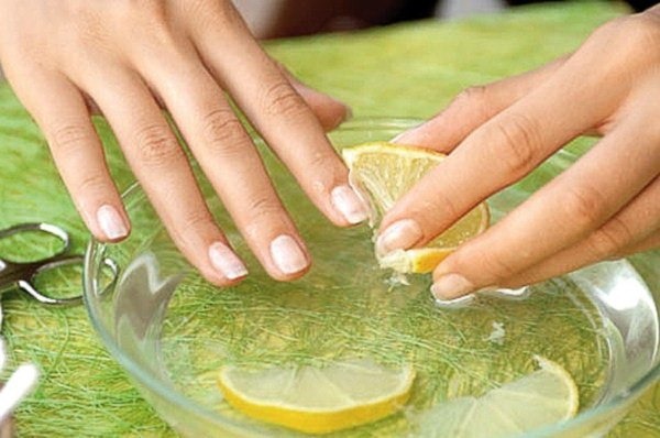 Paano alisin ang gel polish na may remover ng nail polish at wala. Lahat ng mga pamamaraan at paraan sa bahay. Mga sunud-sunod na tagubilin at tip ng video