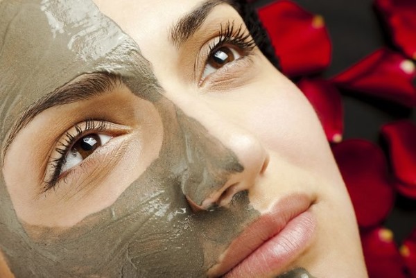 Kosmetischer Ton für das Gesicht. Eigenschaften und Anwendung: blau, weiß, schwarz, grün, pink, rot, gelb. Masken