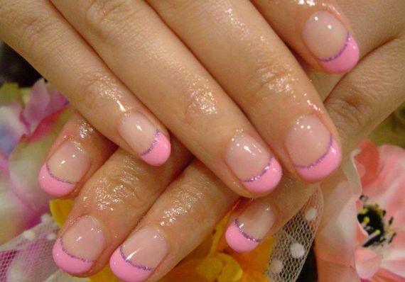 Polonês de gel de manicure delicadamente rosa com brilhos, fricção, strass, prata, preto, branco, azul, dourado. Uma foto