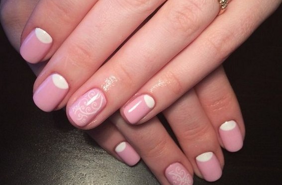 Smalto gel per manicure delicatamente rosa con scintillii, sfregamenti, strass, argento, nero, bianco, blu, oro. Una foto