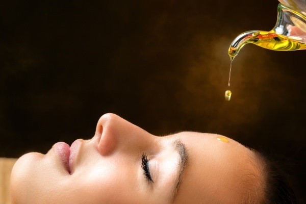Propriétés, application et bienfaits de l'huile de macadamia pour les cheveux, le visage, les mains, le corps, les cils, la peau autour des yeux, les lèvres