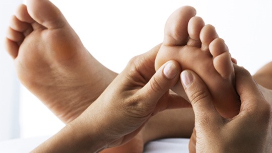 Tècnica del massatge de peus: regles i lliçons de vídeo.Aprendre en imatges amb explicacions: tailandès, xinès, spot