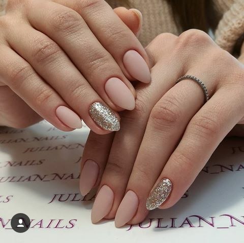 Amandelvormige nagels. Modetrends in design 2020, foto: bleek, frans, naakt, ombre, met glitters, strass steentjes, wrijven