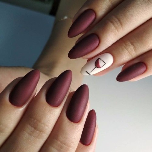 Amandelvormige nagels. Modetrends in design 2020, foto: bleek, Frans, naakt, ombre, met glitters, strass steentjes, wrijven