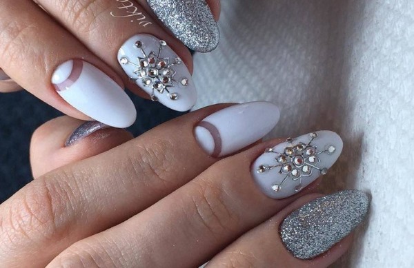 Amandelvormige nagels. Modetrends in design 2020, foto: bleek, frans, naakt, ombre, met glitters, strass steentjes, wrijven