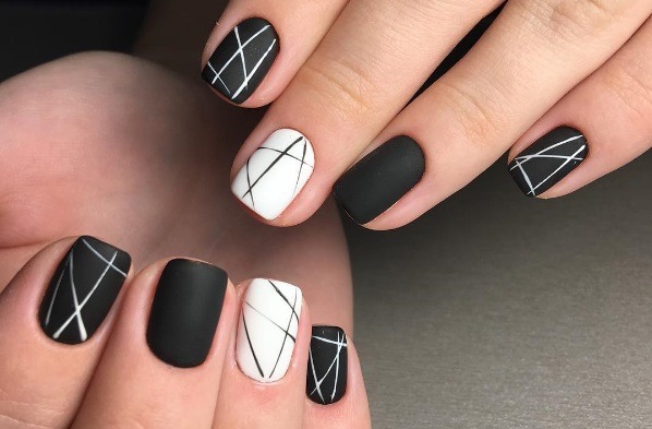 Zwart-witte nagels - Frans ontwerp, ombre, verloop, met strass steentjes, bouillon, zilver, goud. Nieuwigheden van manicure. Een foto