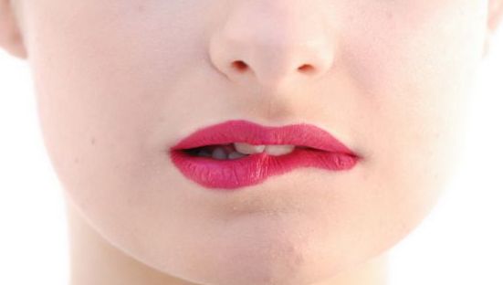 As razões pelas quais os lábios ficam secos nas mulheres, nos homens. Como tratar resfriados, SARS, menopausa, diabetes, oncologia durante a gravidez
