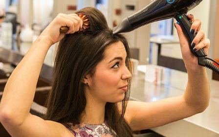 Производи за исправљање косе без пеглања: козметички и народни, салонски третмани и кућне методе