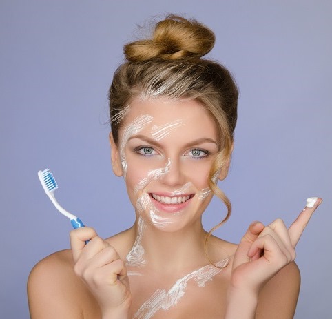 Kaip atsikratyti inkštirų ant veido, nosies, ausų. Produktai su salicilo rūgštimi, dantų pasta, peroksidu, aktyvuota anglimi